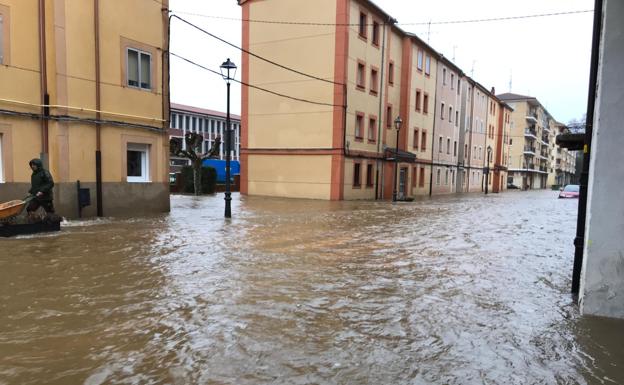 Imagen de las calles de Villlarcayo durante la inundación