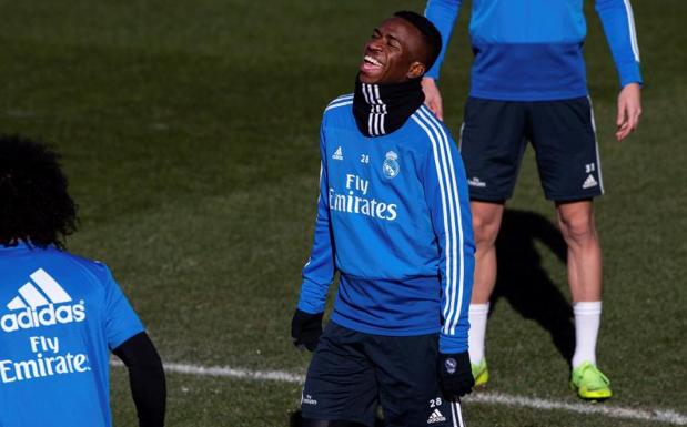 Vinicius sonriendo en el entrenamiento previo al enfrentamiento contra el Espanyol