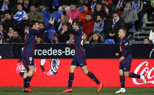 Joan Jordan celebra el gol del Eibar. 