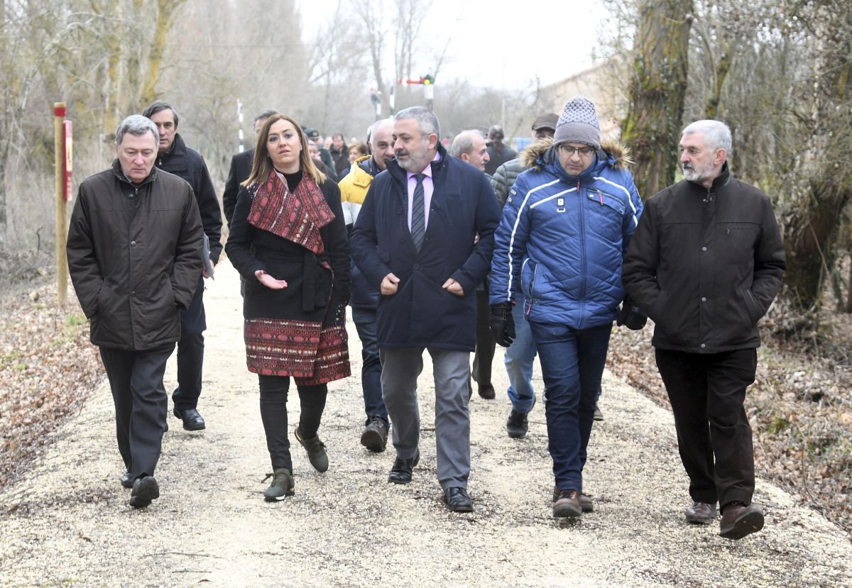 La delegada del Gobierno en Castilla y León, Virginia Barcones, inaugura un nuevo tramo de la vía verde.