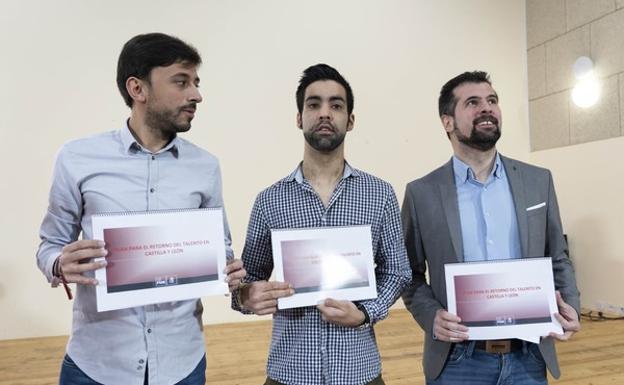 De izquierda a derecha, Fran Diaz (secretario de las Juventudes Socialistas de Castilla y León), Víctor Núñez (presidente del Consejo de la Juventud) y Luis Tudanca (secretario general del PSOE en Castilla y León y candidato socialista a la Junta), este martes duranet la presentaicón del Plan para el retorno de Castilla y León.