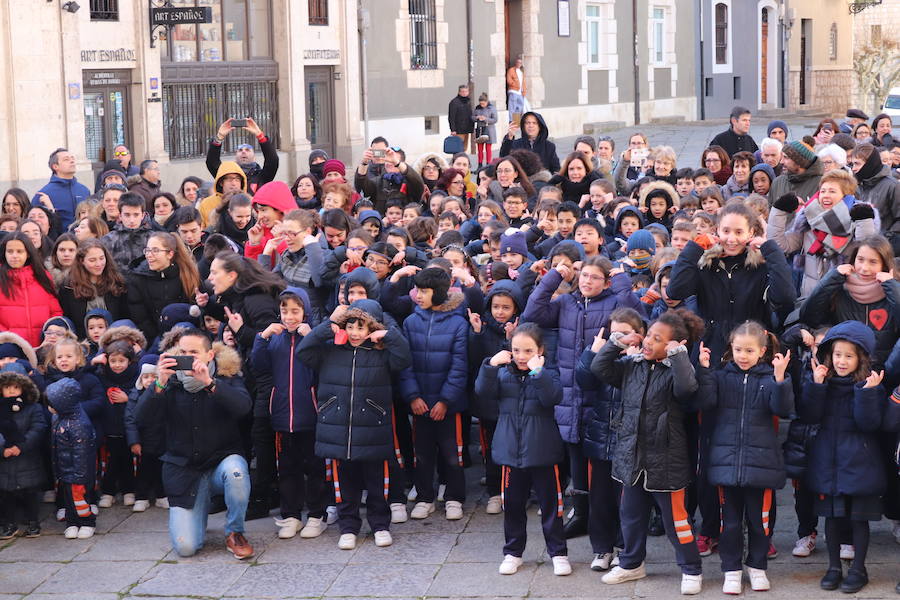 Fotos: Los alumnos del colegio Nuestra de Saldaña y LA Salle celebran el Día de la Paz y la No Violencia