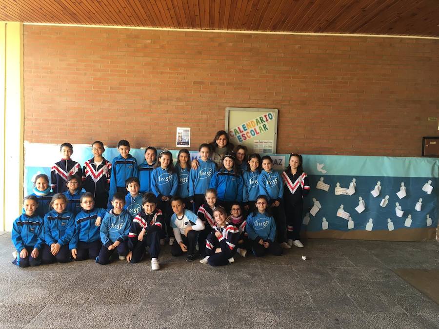Un grupo de alumnos del Colegio La Milagrosa y Santa Florentina de Valladolid durante la celebración del Día de la Paz este miércoles 30 de enero. 