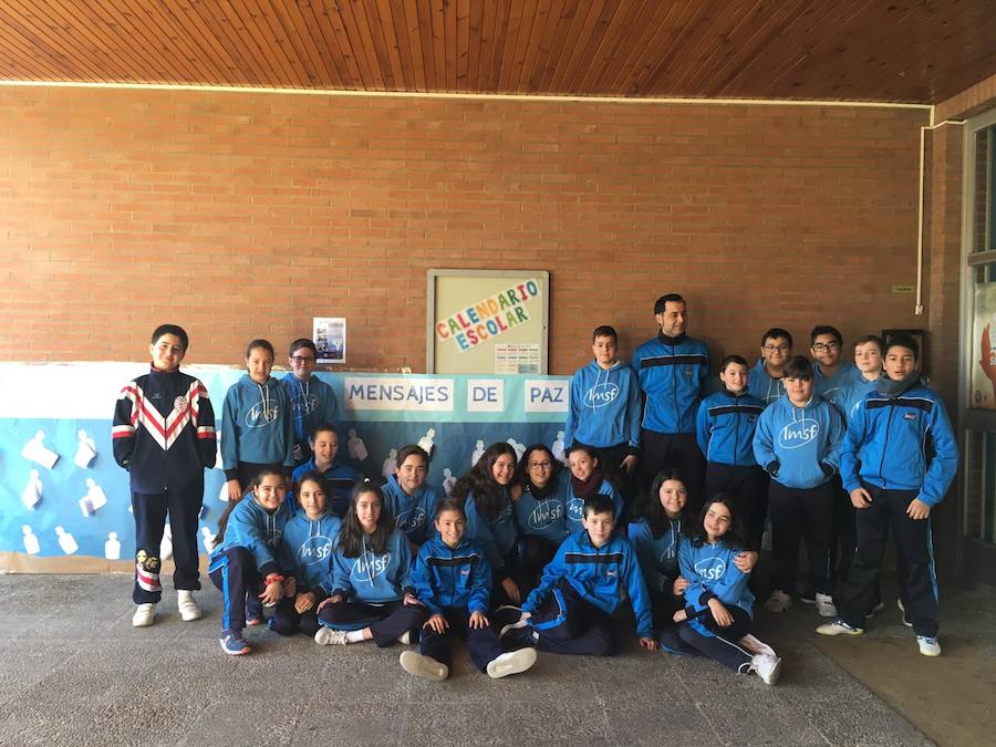 Un grupo de alumnos del Colegio La Milagrosa y Santa Florentina de Valladolid durante la celebración del Día de la Paz este miércoles 30 de enero. 