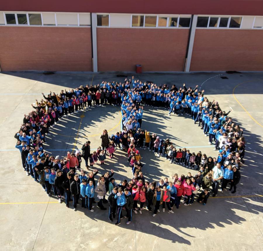 Gran representación del símbolo de la Paz de los niños y niñas del Colegio La Milagrosa y Santa Florentina de Valladolid.