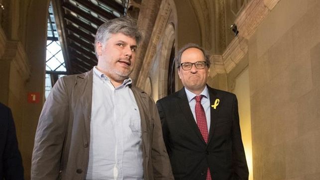 El portavoz de JxCat, Albert Batet, junto al presidente Torra.