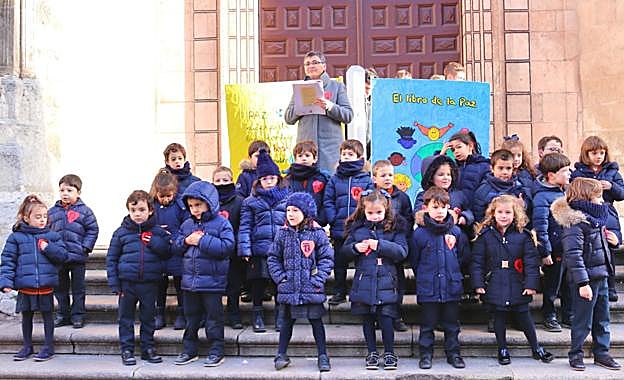 Los alumnos de tercero de Infantil han recitado una poesía para reivindicar la Paz