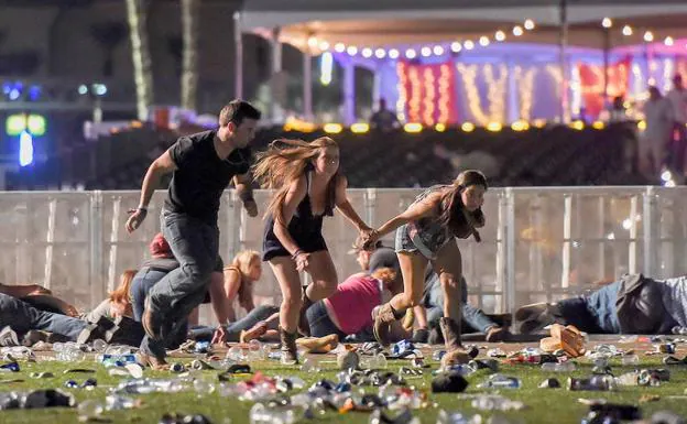 El público asistente al concierto de Las Vegas trata de refugiarse de los disparos efectuados por el francotirador, el 1 de octubre de 2017.
