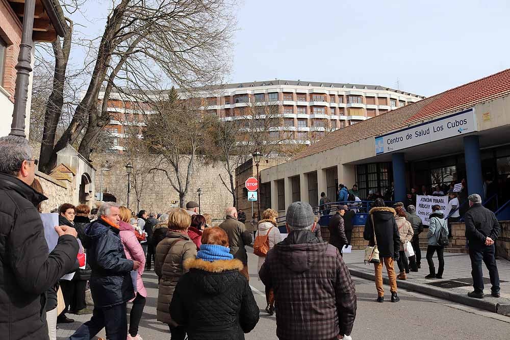 Fotos: Los vecinos mantienen sus protestas por los recortes sanitarios que afectan al Centro de Salud de Los Cubos