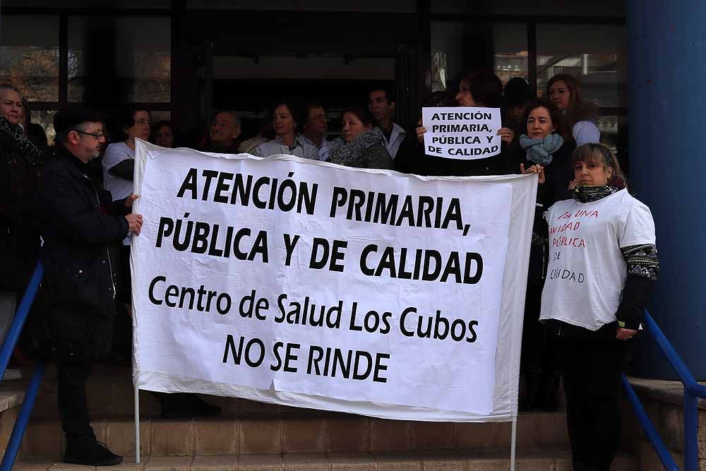 Fotos: Los vecinos mantienen sus protestas por los recortes sanitarios que afectan al Centro de Salud de Los Cubos