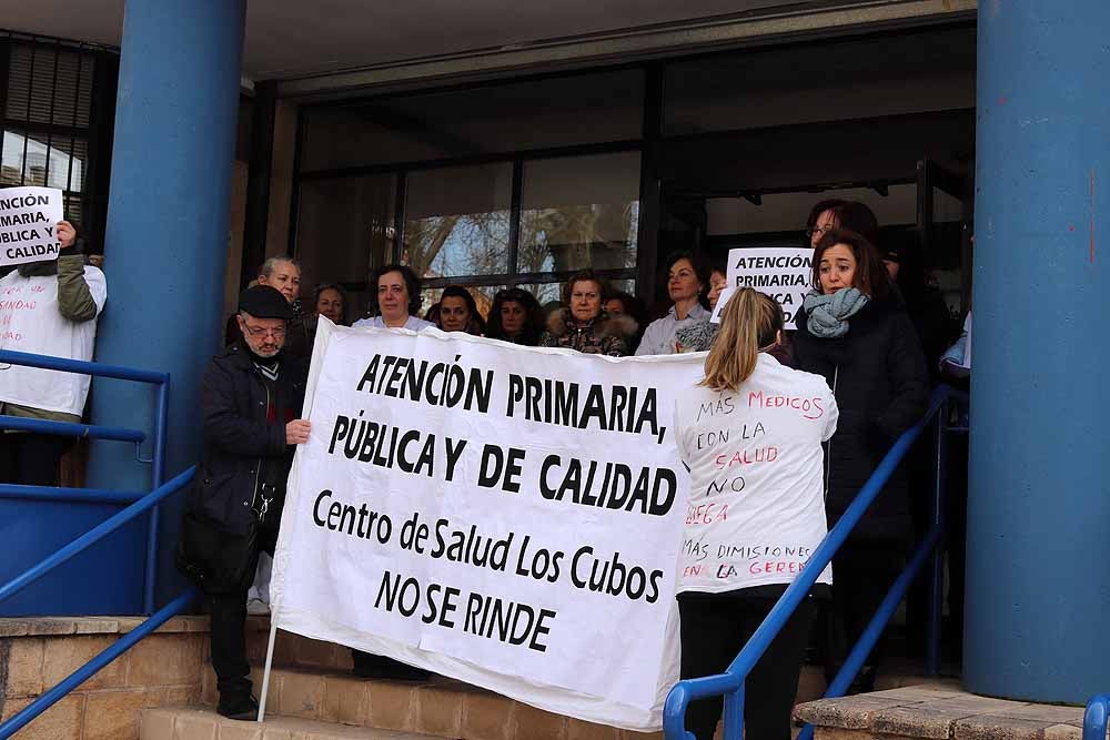 Fotos: Los vecinos mantienen sus protestas por los recortes sanitarios que afectan al Centro de Salud de Los Cubos