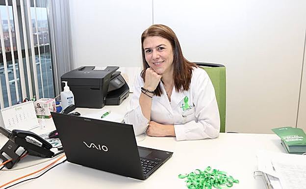 Ainhoa Burgaleta, trabajadora social de AECC en el Hospital Universitario