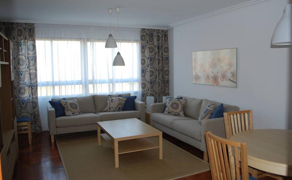 El salón del piso de acogida que ofrece la Asociación Española Contra el Cáncer en Burgos