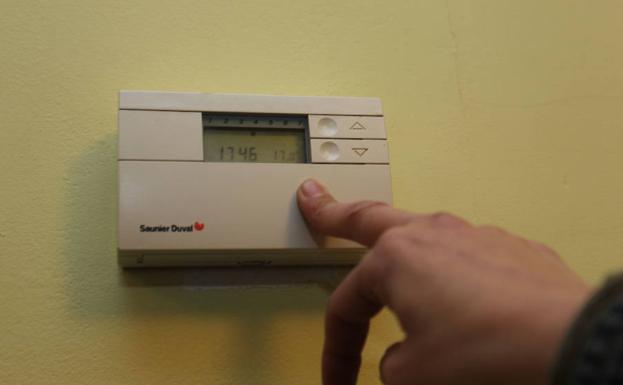 Un termostato para regular la calefacción.