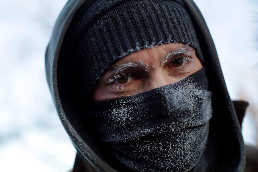 Las temperaturas extremas dejan ocho muertos en los estados de Illinois, Wisconsin, Iowa y Nebraska, y varios casos de congelamiento. En algunos casos han desplomado los termómetros hasta los 40 grados bajo cero, por lo que las autoridades han instado a la ciudadanía a extremar la precaución.