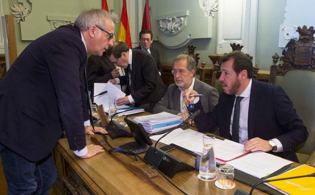 Martínez Bermejo charla con Puente durante un pleno.