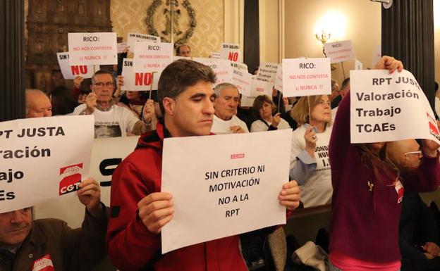 Representantes de CC OO, CGT y SOI han acudido esta mañana al Salón de Plenos para manifestar el rechazo al preacuerdo del equipo de Gobierno y los sindicatos UGT, CSIF y USCAL.