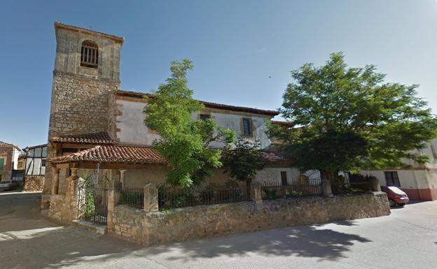 La casa del cura se encuentra al lado de la iglesia