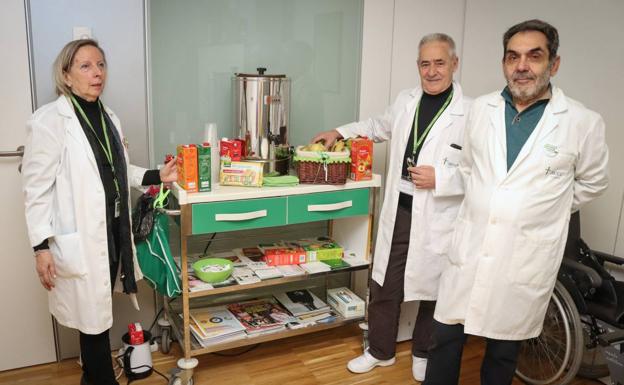 Los voluntarios con el carrito con el que recorren el hospital para acompañar a los pacientes oncológicos. 