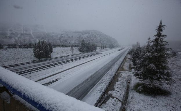 La autovía A6 cortada por el temporal de nieve a su paso por la localidad de Bembibre (León).