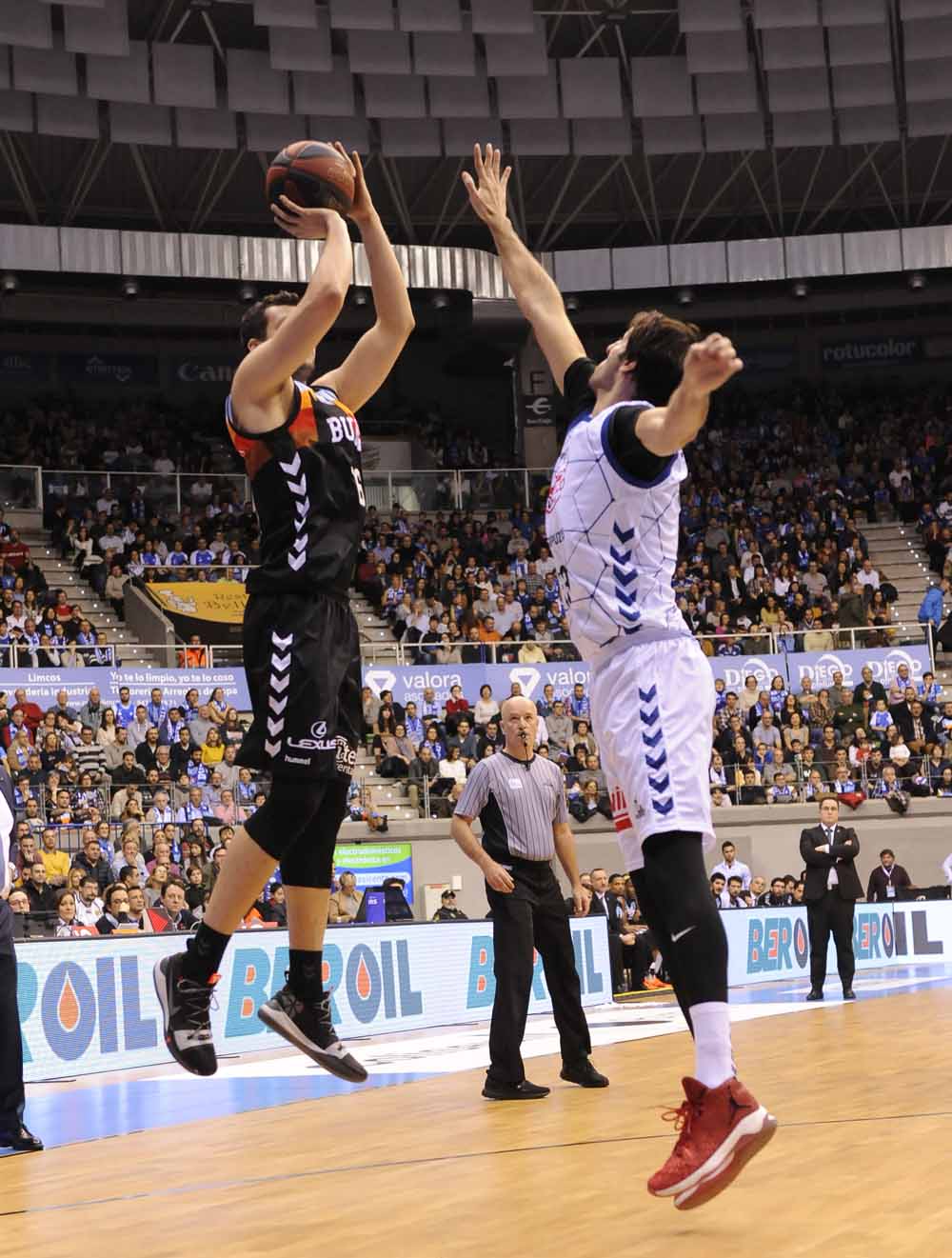 Fotos: El San Pablo Burgos se esforzó al máximo para superar con contundencia al Guipuzcoa Basquet