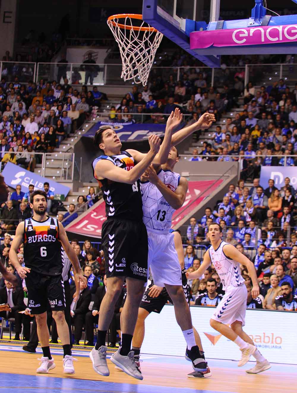 Fotos: El San Pablo Burgos se esforzó al máximo para superar con contundencia al Guipuzcoa Basquet