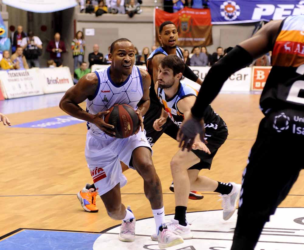 Fotos: El San Pablo Burgos se esforzó al máximo para superar con contundencia al Guipuzcoa Basquet