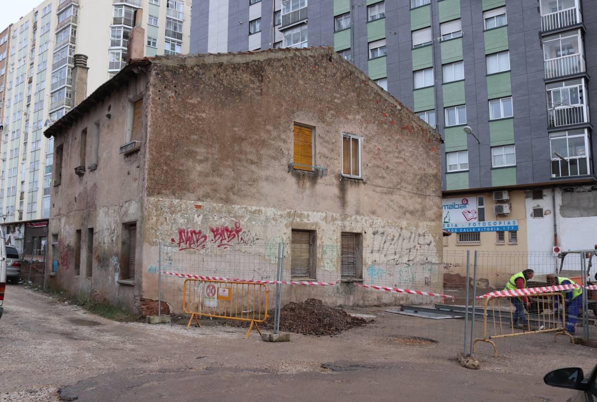 Tras muchos años de espera, hoy por fin han arrancado las obras de urbanización del aparcamiento de Lavaderos.