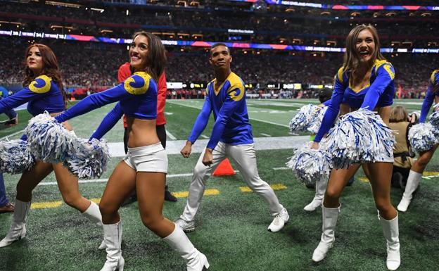 Dos hombres en el equipo de cheerleaders de los Rams