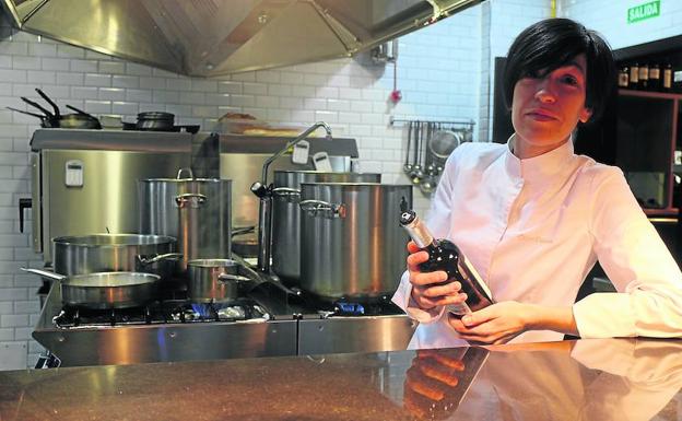 Pilar Velasco, en la cocina de su restaurante en Aranda de Duero. 