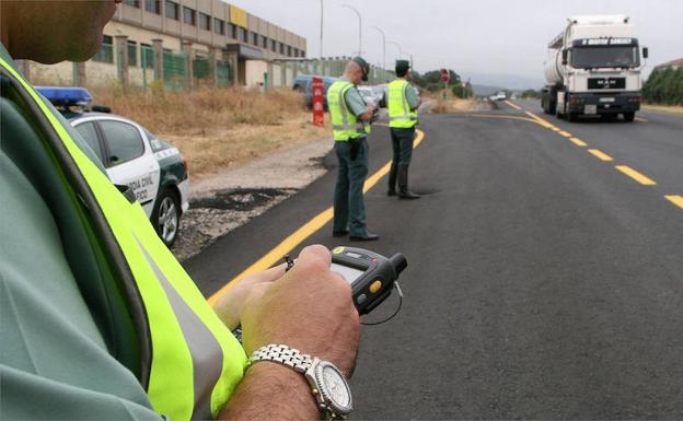 Guardia civiles en un control de tráfico. 