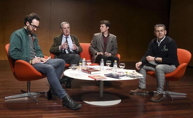 El historiador de cine, Clemente de Pablos (D), el académico de la Institución Fernán González, Juan Carlos Pérez Manrique (2I), y el cineasta y periodista, Daniel Rivas Pacheco (I), participan en la mesa redonda 'Delibes, Burgos y el cine', moderada por el director de programación de Fundación Caja de Burgos, José Miguel González (2D).