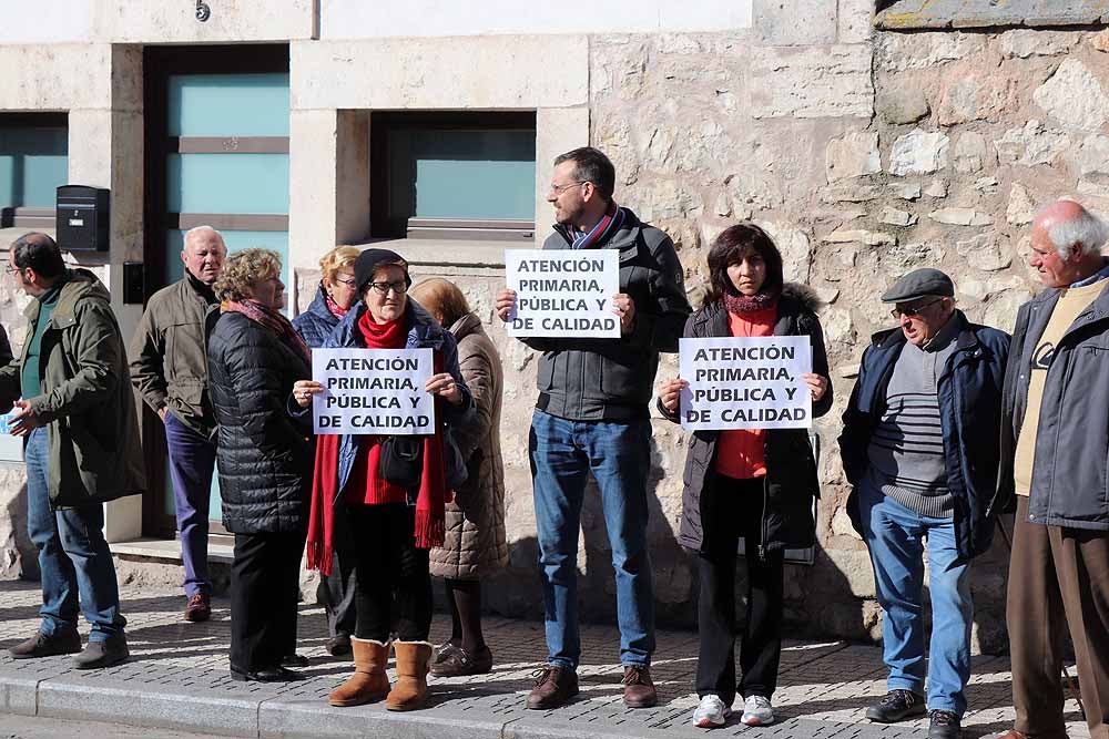 Fotos: Concentración de los vecinos en el Centro de Salud de Los Cubos