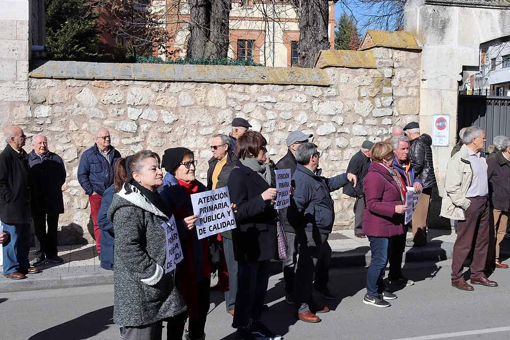 Fotos: Concentración de los vecinos en el Centro de Salud de Los Cubos