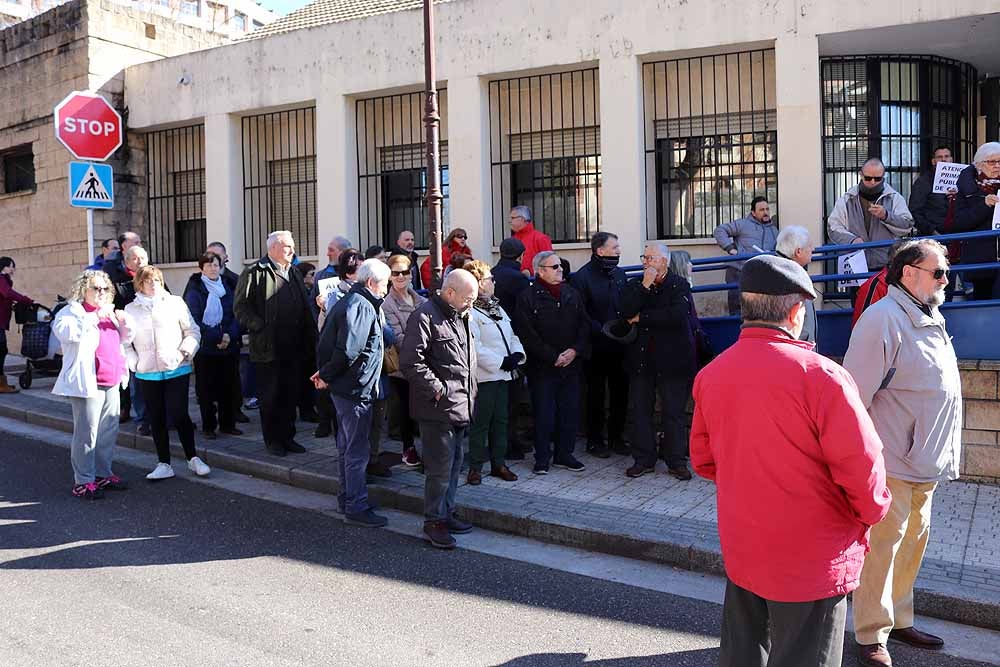 Fotos: Concentración de los vecinos en el Centro de Salud de Los Cubos