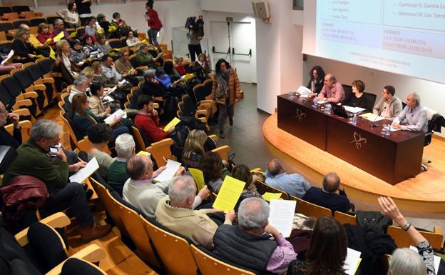 Los médicos de Burgos se plantan ante la Gerencia. 