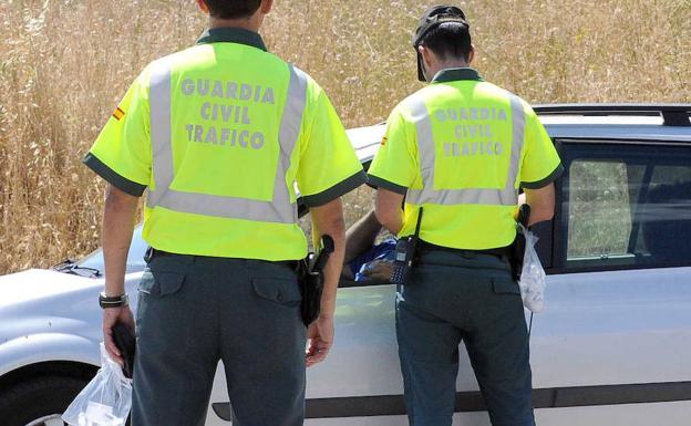 Dos agentes de la Guardia Civil, en un control de tráfico. 