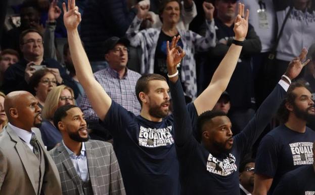 Marc Gasol, siguiendo un partido de los Grizzlies. 