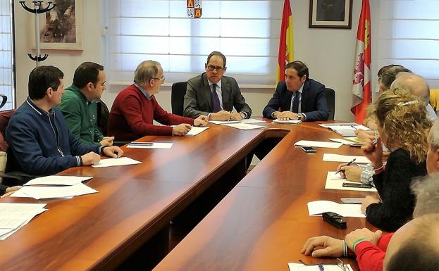 El consejero de Sanidad se ha reunido con varios alcaldes de la provincia en la Delegación de la Junta en Burgos