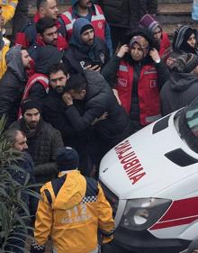 Imagen secundaria 2 - Aumentan a catorce los muertos por el derrumbe del edificio en Estambul