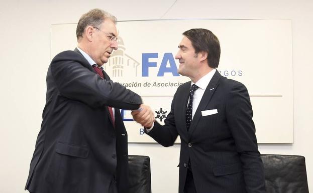 Miguel Ángel Benavente, presidente de FAE (izda.) y el consejero de Fomento y Medio Ambiente, Juan Carlos Suárez-Quiñones, en la firma del convenio. 