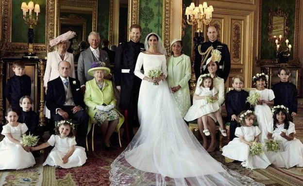 Imagen oficial de la boda del Príncipe Harry y Meghan Markle, Duques de Sussex, posando con los pajes de la boda , la familia real y la madre de la novia , Doria Ragland. 