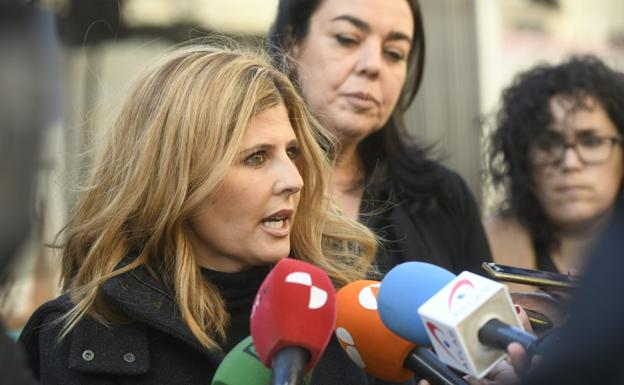 Las abogadas Bárbara Royo y Patricia Catalina, minutos antes de personarse en el Juzgado de Instrucción 6, atienden a los medios. 