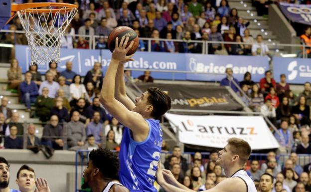 El pívot serbio del San Pablo Burgos, Goran Huskic, entra a canasta en el partido ante el Divina Seguros Joventut. 