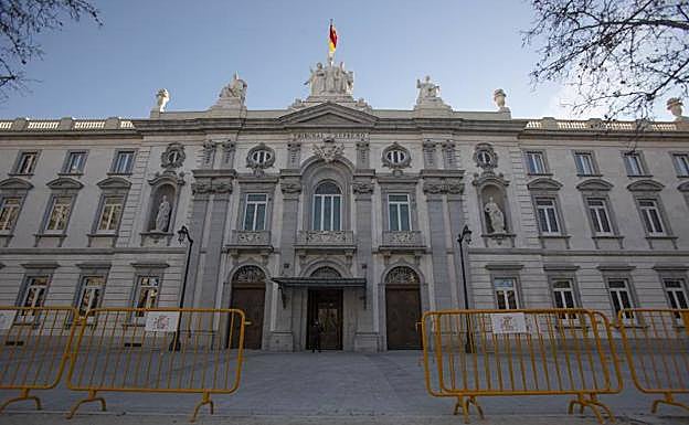 Fachada del Tribunal Supremo, vallado en las horas previas al juicio del 'procés'. 