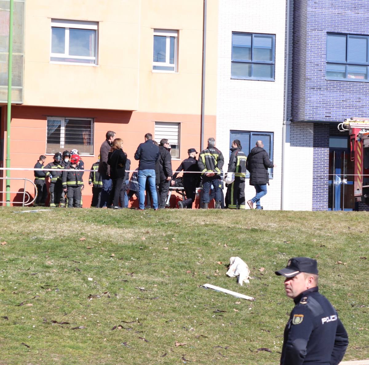 Una explosión en la calle Modesto Circuelos de la Barriada de San Juan Bautista de Burgos ha dejado, al menos, un fallecido.