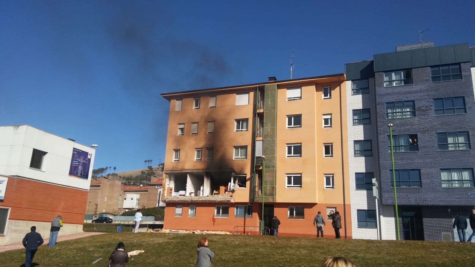 Una explosión en la calle Modesto Circuelos de la Barriada de San Juan Bautista de Burgos ha dejado, al menos, un fallecido.