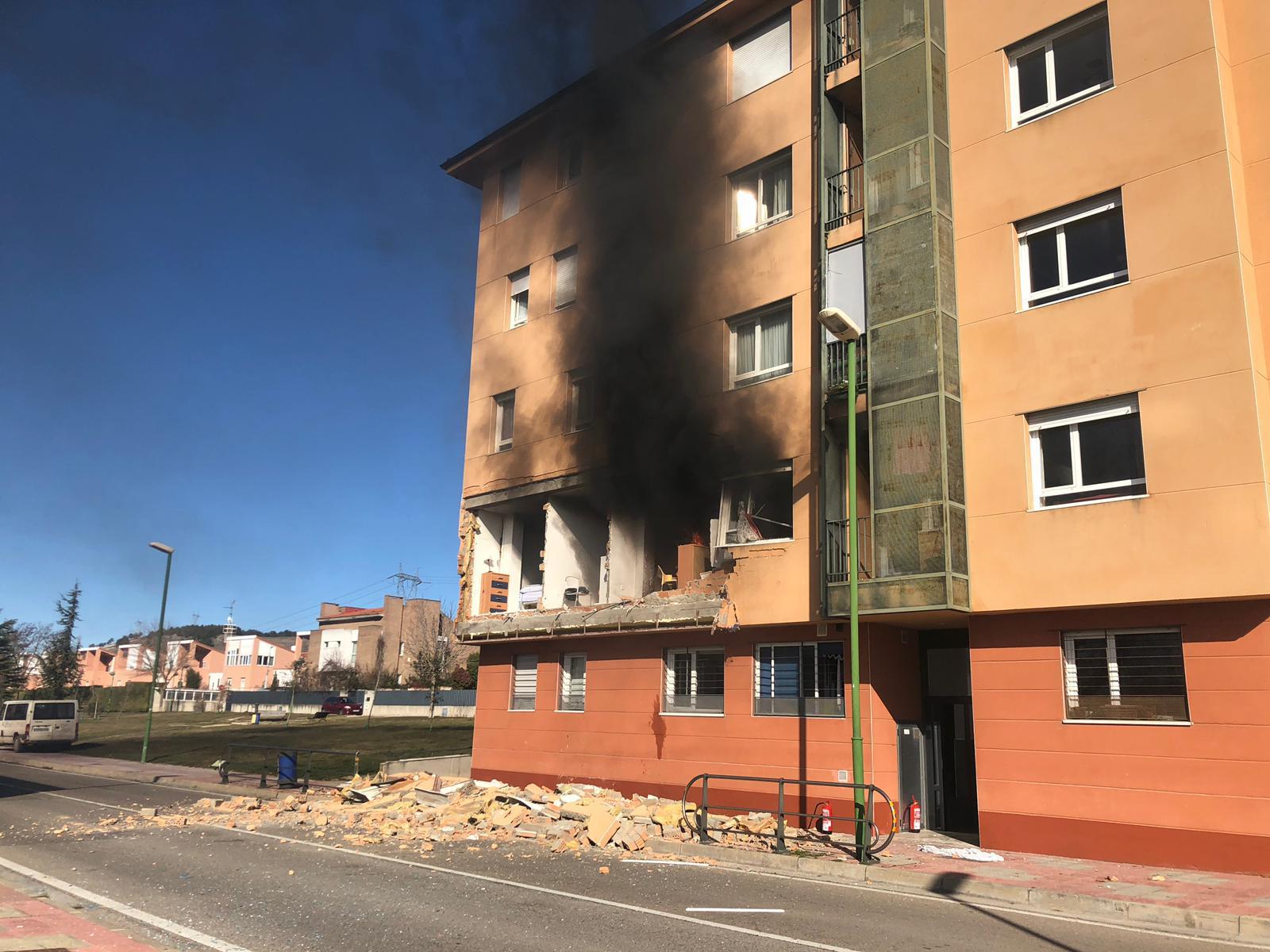 Una explosión en la calle Modesto Circuelos de la Barriada de San Juan Bautista de Burgos ha dejado, al menos, un fallecido.