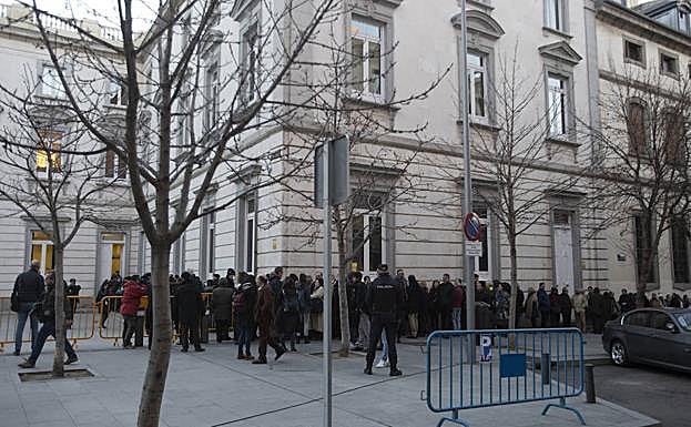 Público esperando en un lateral del Tribunal Supremo para acceder al juicio del 'procés'.