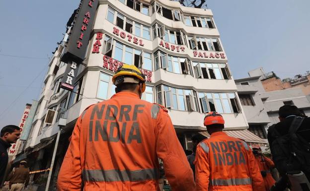 Miembros de la Fuerza Nacional de Respuesta a Desastres de India, ante el hotel de Nueva Delhi donde tuvo lugar el incendio. 